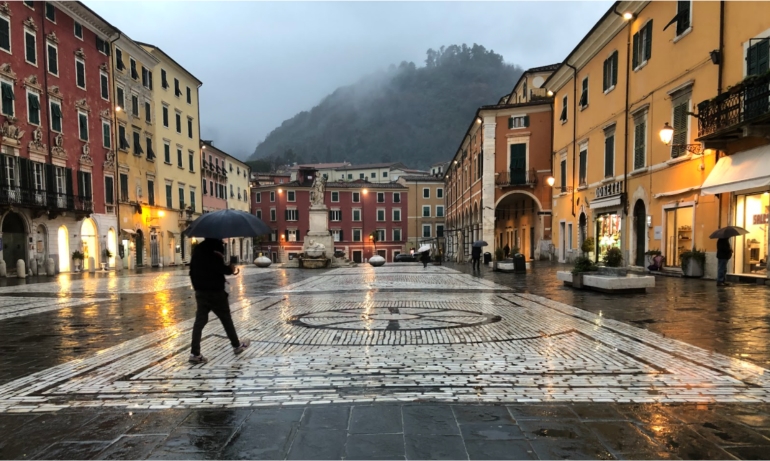 Piazza Alberica under the rain, Carrara, 2020